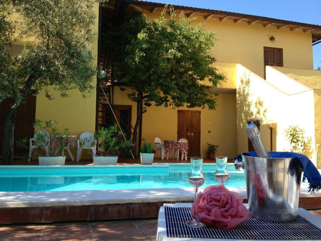 Aparthotel Il Porto Tuoro sul Trasimeno Exterior foto