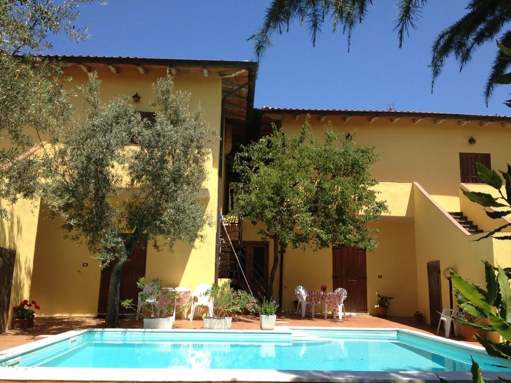 Aparthotel Il Porto Tuoro sul Trasimeno Exterior foto